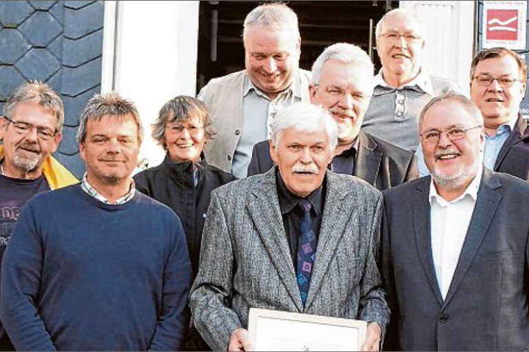 sz-26032019-jhv-2019 Der Verkehrs- und Heimatverein arbeitet zielstrebig und nachhaltig an Verbesserungen in und für Bad Berleburg – das wurde in der Jahreshauptversammlung deutlich. Bernd Brömmeling (vorne M.) wurde zum Ehrenmitglied ernannt. (SZ-Foto: Guido Schneider)