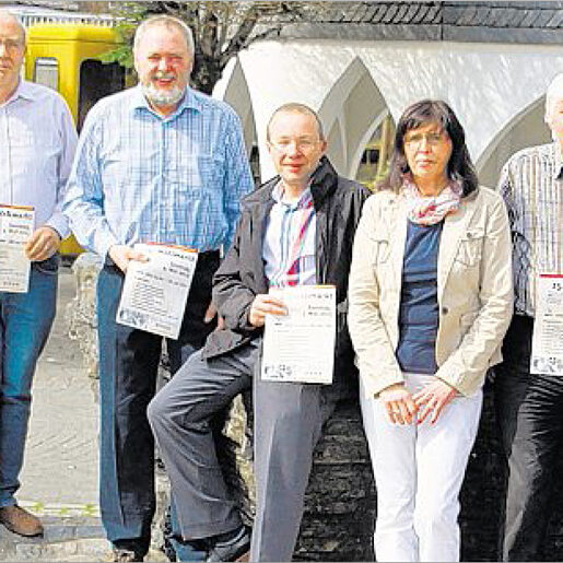 sz-26042013-pressetermin-wollmarkt Die Spitzen des Verkehrs- und Heimatvereins Bad Berleburg, des Vereins Markt und Tourismus und der Briefmarkenfreunde Wittgenstein stellten gestern Nachmittag das Programm für den 25. Wollmarkt vor. (SZ-Foto: Björn Weyand)