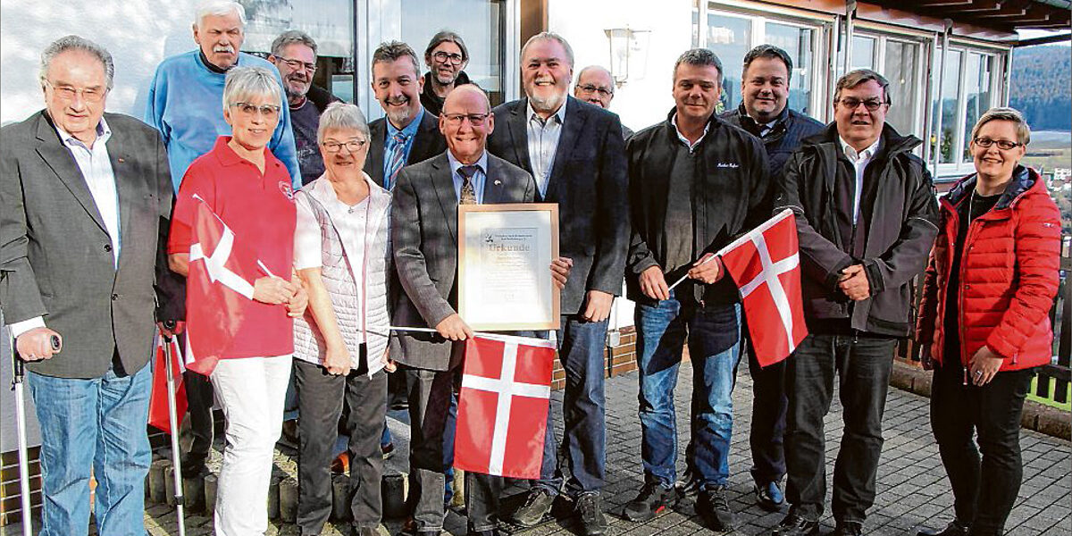 sz-29042021-ole-holde-75-jahre-1 Der Schirmherr des Berleburger Wollmarkts hat in diesem Jahr eine weite Anreise: Es ist Ole Holde, der Vorsitzende des Partnerschaftsverein in Fredensborg (vorne 4. v. l.). Darüber freuen sich seine Frau Lone und die Berleburger Freunde. (SZ-Foto: Björn Weyand)