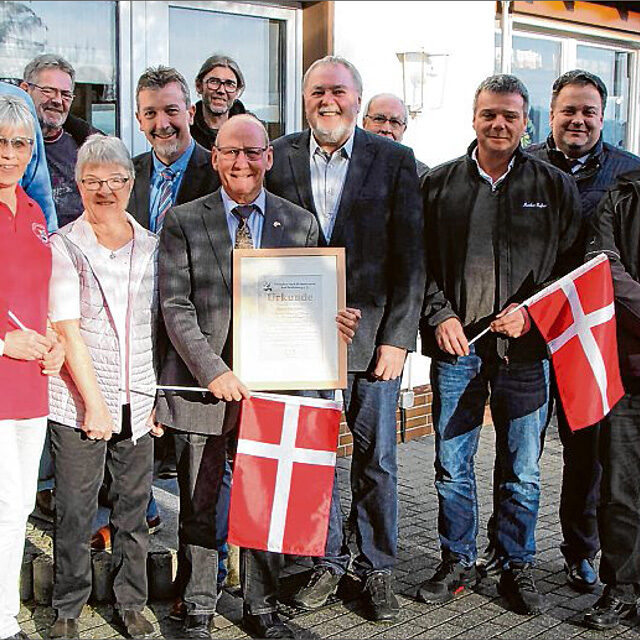 sz-29042021-ole-holde-75-jahre-1 Der Schirmherr des Berleburger Wollmarkts hat in diesem Jahr eine weite Anreise: Es ist Ole Holde, der Vorsitzende des Partnerschaftsverein in Fredensborg (vorne 4. v. l.). Darüber freuen sich seine Frau Lone und die Berleburger Freunde. (SZ-Foto: Björn Weyand)