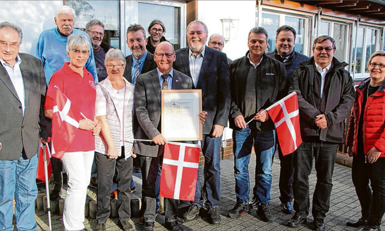 sz-29042021-ole-holde-75-jahre-1 Der Schirmherr des Berleburger Wollmarkts hat in diesem Jahr eine weite Anreise: Es ist Ole Holde, der Vorsitzende des Partnerschaftsverein in Fredensborg (vorne 4. v. l.). Darüber freuen sich seine Frau Lone und die Berleburger Freunde. (SZ-Foto: Björn Weyand)