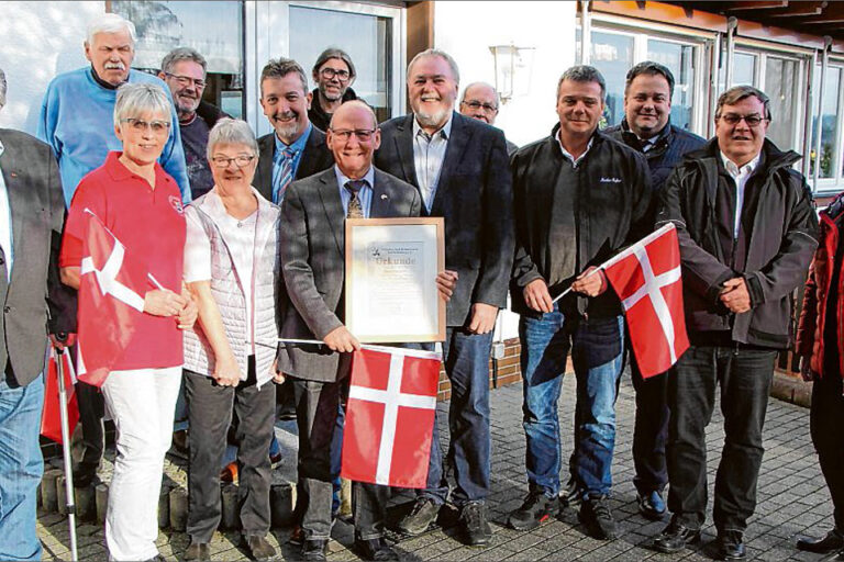sz-29042021-ole-holde-75-jahre-1 Der Schirmherr des Berleburger Wollmarkts hat in diesem Jahr eine weite Anreise: Es ist Ole Holde, der Vorsitzende des Partnerschaftsverein in Fredensborg (vorne 4. v. l.). Darüber freuen sich seine Frau Lone und die Berleburger Freunde. (SZ-Foto: Björn Weyand)