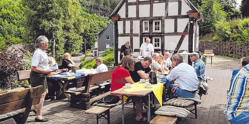 Der Verkehrs- und Heimatverein Bad Berleburg traf sich am Sonntag an der Espequelle, um auf das vergangene Jahr zurückzublicken. (SZ-Foto: Guido Schneider)