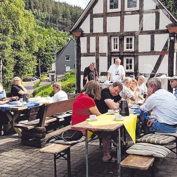 sz-17082021-jhv Der Verkehrs- und Heimatverein Bad Berleburg traf sich am Sonntag an der Espequelle, um auf das vergangene Jahr zurückzublicken. (SZ-Foto: Guido Schneider)