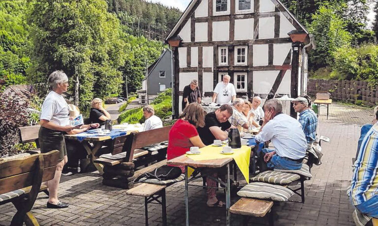 sz-17082021-jhv Der Verkehrs- und Heimatverein Bad Berleburg traf sich am Sonntag an der Espequelle, um auf das vergangene Jahr zurückzublicken. (SZ-Foto: Guido Schneider)