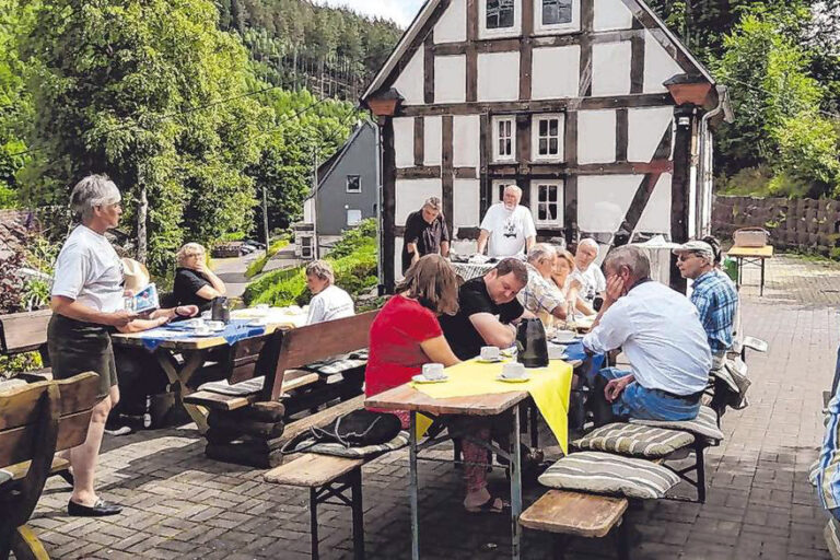 sz-17082021-jhv Der Verkehrs- und Heimatverein Bad Berleburg traf sich am Sonntag an der Espequelle, um auf das vergangene Jahr zurückzublicken. (SZ-Foto: Guido Schneider)