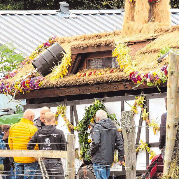 Die mit großem Abstand meist fotografierten Motive am Sengelsberg waren die prächtig geschmückten Erntewagen. (SZ-Foto: Martin Völkel) Die mit großem Abstand meist fotografierten Motive am Sengelsberg waren die prächtig geschmückten Erntewagen. (SZ-Foto: Martin Völkel)