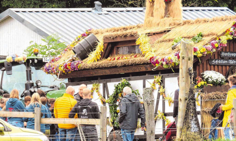 Die mit großem Abstand meist fotografierten Motive am Sengelsberg waren die prächtig geschmückten Erntewagen. (SZ-Foto: Martin Völkel) Die mit großem Abstand meist fotografierten Motive am Sengelsberg waren die prächtig geschmückten Erntewagen. (SZ-Foto: Martin Völkel)