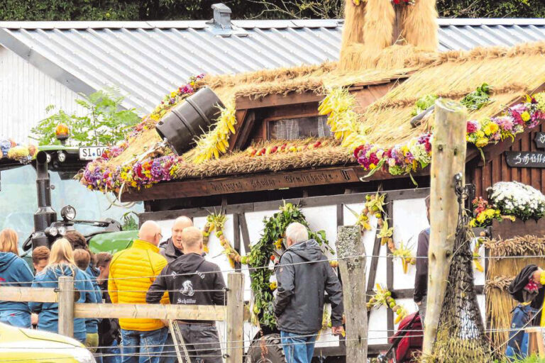 Die mit großem Abstand meist fotografierten Motive am Sengelsberg waren die prächtig geschmückten Erntewagen. (SZ-Foto: Martin Völkel) Die mit großem Abstand meist fotografierten Motive am Sengelsberg waren die prächtig geschmückten Erntewagen. (SZ-Foto: Martin Völkel)
