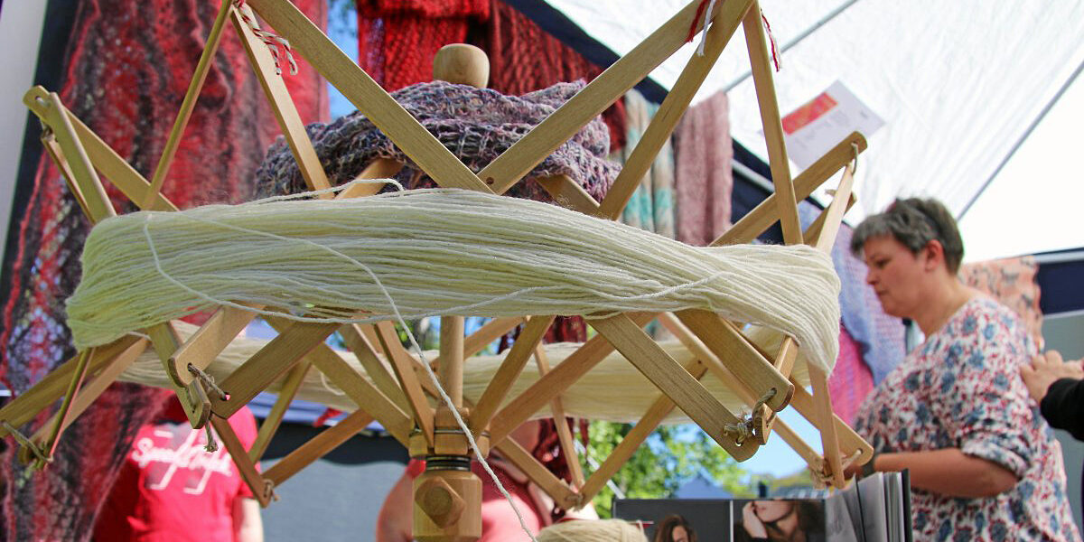 Der Wollmarkt Bad Berleburg verbindet Handwerk und verkaufsoffene Sonntage. In 2022 kann er erneut nicht stattfinden. (Foto: Privat / WP) Der Wollmarkt Bad Berleburg verbindet Handwerk und verkaufsoffene Sonntage. In 2022 kann er erneut nicht stattfinden. (Foto: Privat / WP)