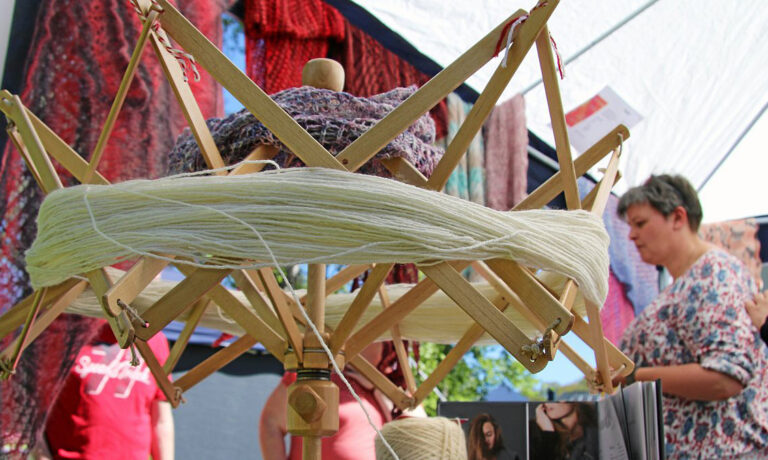 Der Wollmarkt Bad Berleburg verbindet Handwerk und verkaufsoffene Sonntage. In 2022 kann er erneut nicht stattfinden. (Foto: Privat / WP) Der Wollmarkt Bad Berleburg verbindet Handwerk und verkaufsoffene Sonntage. In 2022 kann er erneut nicht stattfinden. (Foto: Privat / WP)