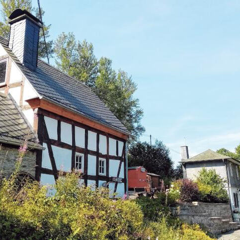 Backhaus im Vordergrund mit dem Quellhaus: Der Verkehrs- und Heimatverein kümmert sich seit 22 Jahren um die Anlage. (SZ-Foto: Christian Völkel) Backhaus im Vordergrund mit dem Quellhaus: Der Verkehrs- und Heimatverein kümmert sich seit 22 Jahren um die Anlage. (SZ-Foto: Christian Völkel)