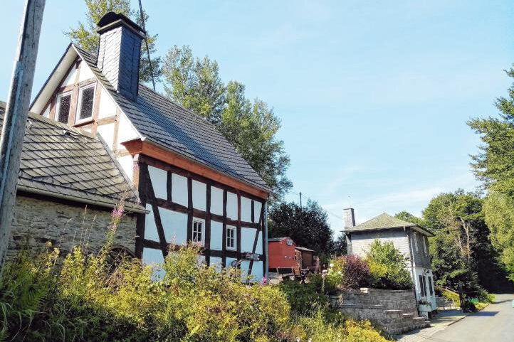 Backhaus im Vordergrund mit dem Quellhaus: Der Verkehrs- und Heimatverein kümmert sich seit 22 Jahren um die Anlage. (SZ-Foto: Christian Völkel) Backhaus im Vordergrund mit dem Quellhaus: Der Verkehrs- und Heimatverein kümmert sich seit 22 Jahren um die Anlage. (SZ-Foto: Christian Völkel)