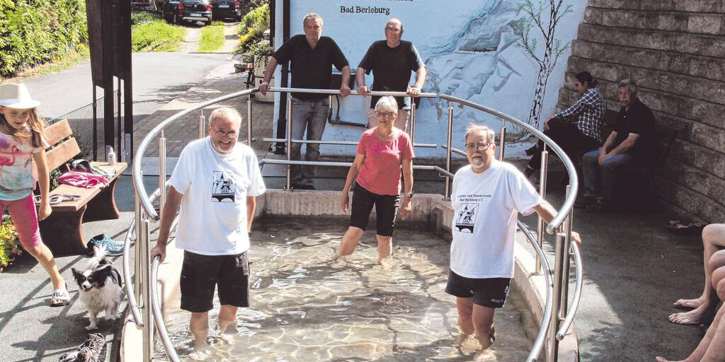 Der Verkehrs- und Heimatverein schätzt das kühle Wasser der Espe-Quelle. (SZ-Foto: Christian Völkel)