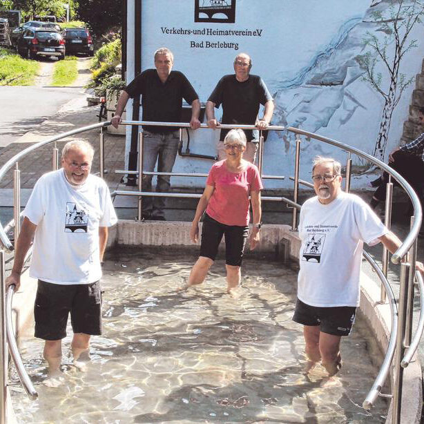 Der Verkehrs- und Heimatverein schätzt das kühle Wasser der Espe-Quelle. (SZ-Foto: Christian Völkel) Der Verkehrs- und Heimatverein schätzt das kühle Wasser der Espe-Quelle. (SZ-Foto: Christian Völkel)