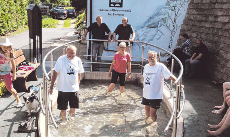 Der Verkehrs- und Heimatverein schätzt das kühle Wasser der Espe-Quelle. (SZ-Foto: Christian Völkel) Der Verkehrs- und Heimatverein schätzt das kühle Wasser der Espe-Quelle. (SZ-Foto: Christian Völkel)
