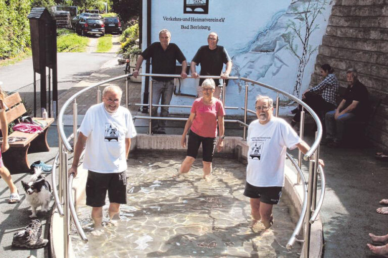 Der Verkehrs- und Heimatverein schätzt das kühle Wasser der Espe-Quelle. (SZ-Foto: Christian Völkel) Der Verkehrs- und Heimatverein schätzt das kühle Wasser der Espe-Quelle. (SZ-Foto: Christian Völkel)