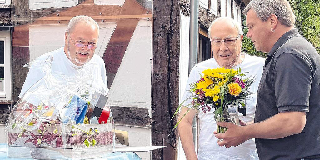 Vorsitzender Heiner Trapp (l.) und 2. Vorsitzender Markus Hofius (r.) zeichnen Georg Bald aus. (Foto: jzr)