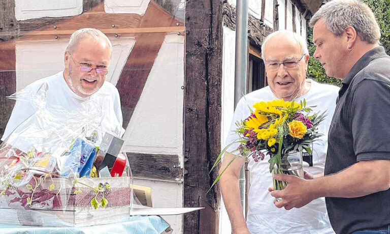 Vorsitzender Heiner Trapp (l.) und 2. Vorsitzender Markus Hofius (r.) zeichnen Georg Bald aus. (Foto: jzr) Vorsitzender Heiner Trapp (l.) und 2. Vorsitzender Markus Hofius (r.) zeichnen Georg Bald aus. (Foto: jzr)