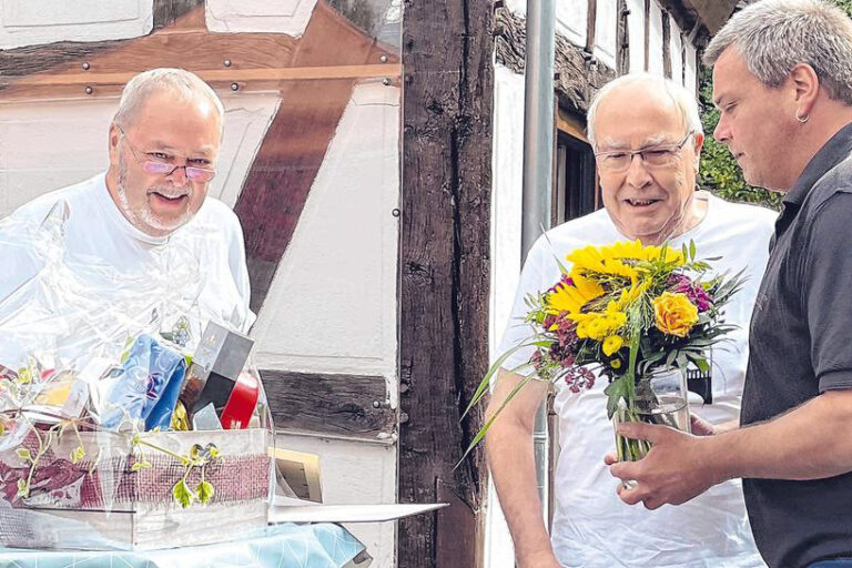 Vorsitzender Heiner Trapp (l.) und 2. Vorsitzender Markus Hofius (r.) zeichnen Georg Bald aus. (Foto: jzr) Vorsitzender Heiner Trapp (l.) und 2. Vorsitzender Markus Hofius (r.) zeichnen Georg Bald aus. (Foto: jzr)