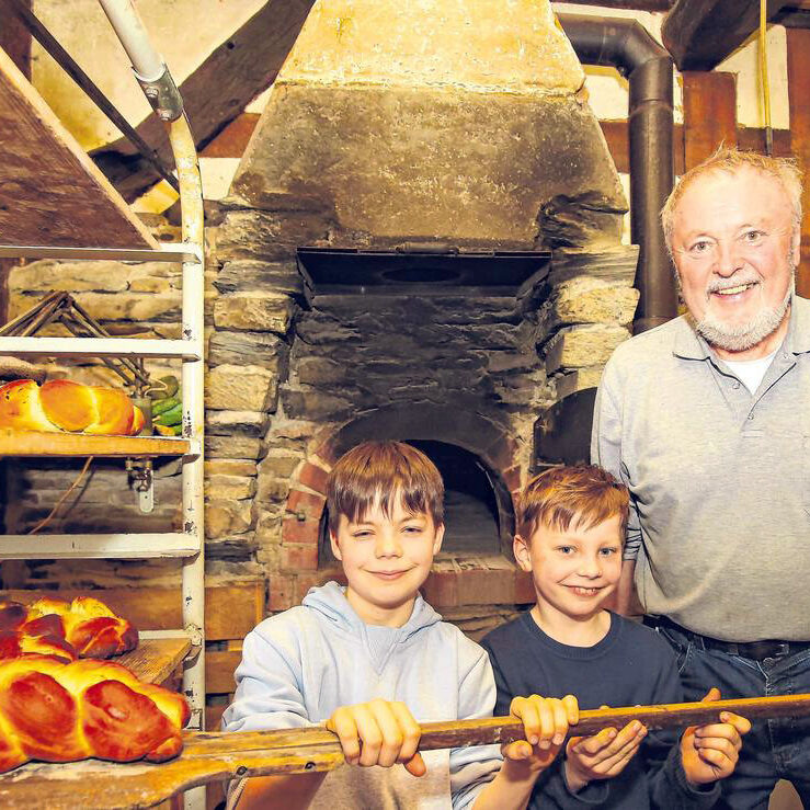 Heiner Trapp, der Vorsitzende des Verkehrs- und Heimatvereins, legte mit seinen Enkelkindern Hand an bei der Produktion der Hefezöpfe. (Foto: Peter Kehrle) Heiner Trapp, der Vorsitzende des Verkehrs- und Heimatvereins, legte mit seinen Enkelkindern Hand an bei der Produktion der Hefezöpfe. (Foto: Peter Kehrle)