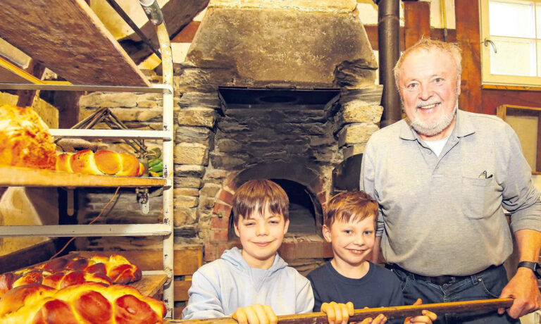 Heiner Trapp, der Vorsitzende des Verkehrs- und Heimatvereins, legte mit seinen Enkelkindern Hand an bei der Produktion der Hefezöpfe. (Foto: Peter Kehrle) Heiner Trapp, der Vorsitzende des Verkehrs- und Heimatvereins, legte mit seinen Enkelkindern Hand an bei der Produktion der Hefezöpfe. (Foto: Peter Kehrle)