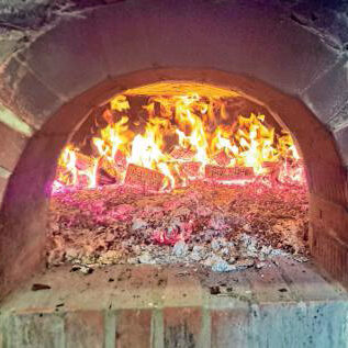 Die Glut im gemauerten Ofen erreicht bis zu 400 Grad, bevor die Brotlaibe ausgebacken werden können. (Foto: Christian Völkel) Die Glut im gemauerten Ofen erreicht bis zu 400 Grad, bevor die Brotlaibe ausgebacken werden können. (Foto: Christian Völkel)