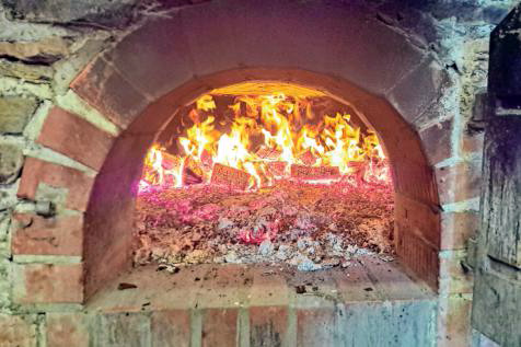 Die Glut im gemauerten Ofen erreicht bis zu 400 Grad, bevor die Brotlaibe ausgebacken werden können. (Foto: Christian Völkel) Die Glut im gemauerten Ofen erreicht bis zu 400 Grad, bevor die Brotlaibe ausgebacken werden können. (Foto: Christian Völkel)