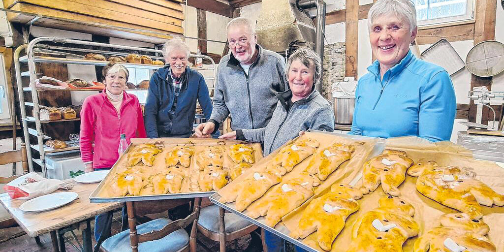 Im Backhaus an der Espe-Quelle kommen die Stutenmänner frisch aus dem Ofen. Im Bild sind Marion Quintes, Rainer Wolff, Heiner Trapp, Bärbel Schlüter-Bodestein und Dorothe Schmidt (v.l.). (Foto: Christian Völkel) Im Backhaus an der Espe-Quelle kommen die Stutenmänner frisch aus dem Ofen. Im Bild sind Marion Quintes, Rainer Wolff, Heiner Trapp, Bärbel Schlüter-Bodestein und Dorothe Schmidt (v.l.). (Foto: Christian Völkel)
