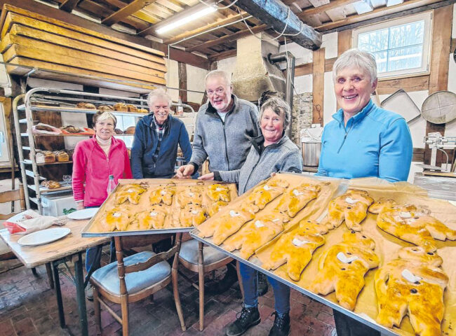 Im Backhaus an der Espe-Quelle kommen die Stutenmänner frisch aus dem Ofen. Im Bild sind Marion Quintes, Rainer Wolff, Heiner Trapp, Bärbel Schlüter-Bodestein und Dorothe Schmidt (v.l.). (Foto: Christian Völkel) Im Backhaus an der Espe-Quelle kommen die Stutenmänner frisch aus dem Ofen. Im Bild sind Marion Quintes, Rainer Wolff, Heiner Trapp, Bärbel Schlüter-Bodestein und Dorothe Schmidt (v.l.). (Foto: Christian Völkel)