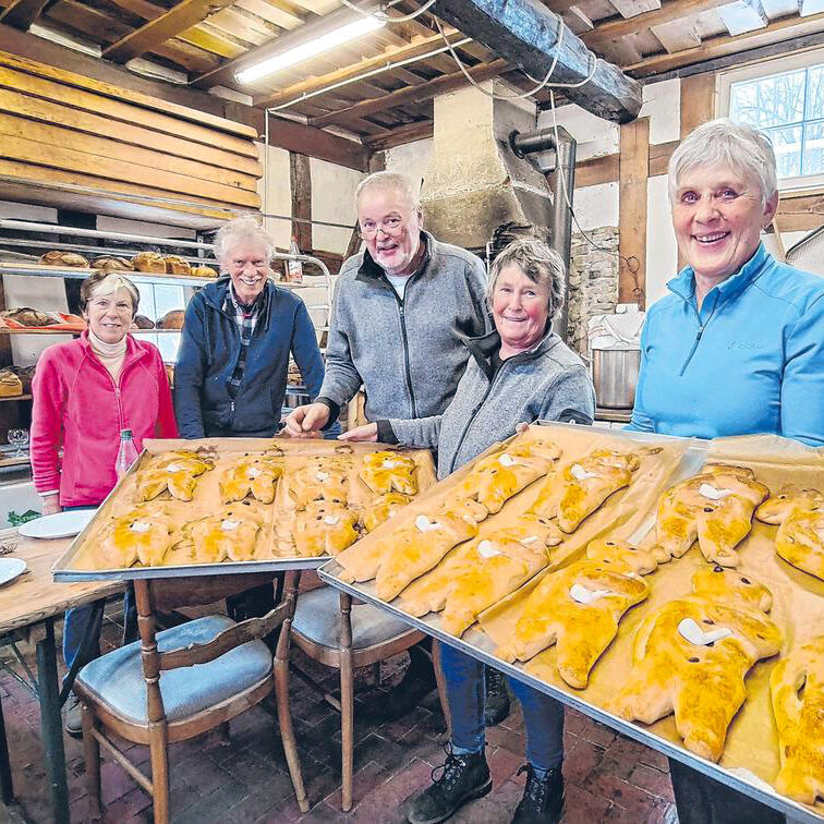 Im Backhaus an der Espe-Quelle kommen die Stutenmänner frisch aus dem Ofen. Im Bild sind Marion Quintes, Rainer Wolff, Heiner Trapp, Bärbel Schlüter-Bodestein und Dorothe Schmidt (v.l.). (Foto: Christian Völkel) Im Backhaus an der Espe-Quelle kommen die Stutenmänner frisch aus dem Ofen. Im Bild sind Marion Quintes, Rainer Wolff, Heiner Trapp, Bärbel Schlüter-Bodestein und Dorothe Schmidt (v.l.). (Foto: Christian Völkel)