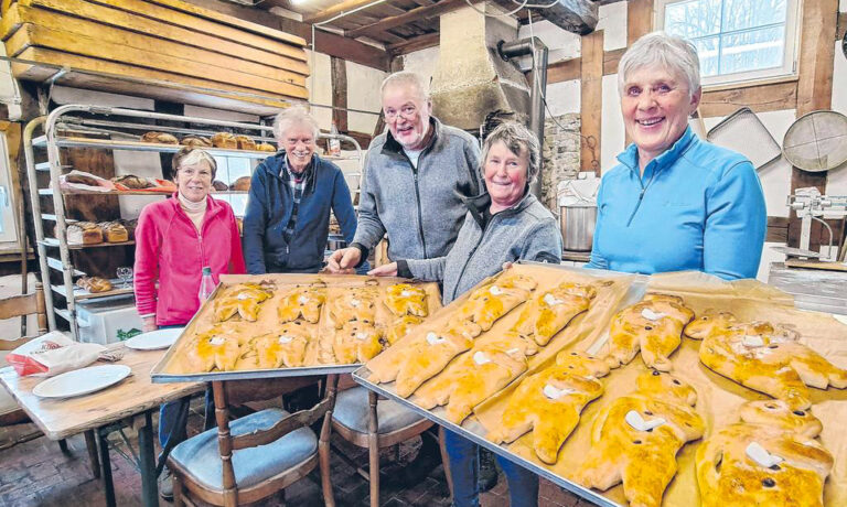 Im Backhaus an der Espe-Quelle kommen die Stutenmänner frisch aus dem Ofen. Im Bild sind Marion Quintes, Rainer Wolff, Heiner Trapp, Bärbel Schlüter-Bodestein und Dorothe Schmidt (v.l.). (Foto: Christian Völkel) Im Backhaus an der Espe-Quelle kommen die Stutenmänner frisch aus dem Ofen. Im Bild sind Marion Quintes, Rainer Wolff, Heiner Trapp, Bärbel Schlüter-Bodestein und Dorothe Schmidt (v.l.). (Foto: Christian Völkel)