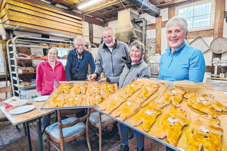 Im Backhaus an der Espe-Quelle kommen die Stutenmänner frisch aus dem Ofen. Im Bild sind Marion Quintes, Rainer Wolff, Heiner Trapp, Bärbel Schlüter-Bodestein und Dorothe Schmidt (v.l.). (Foto: Christian Völkel) Im Backhaus an der Espe-Quelle kommen die Stutenmänner frisch aus dem Ofen. Im Bild sind Marion Quintes, Rainer Wolff, Heiner Trapp, Bärbel Schlüter-Bodestein und Dorothe Schmidt (v.l.). (Foto: Christian Völkel)