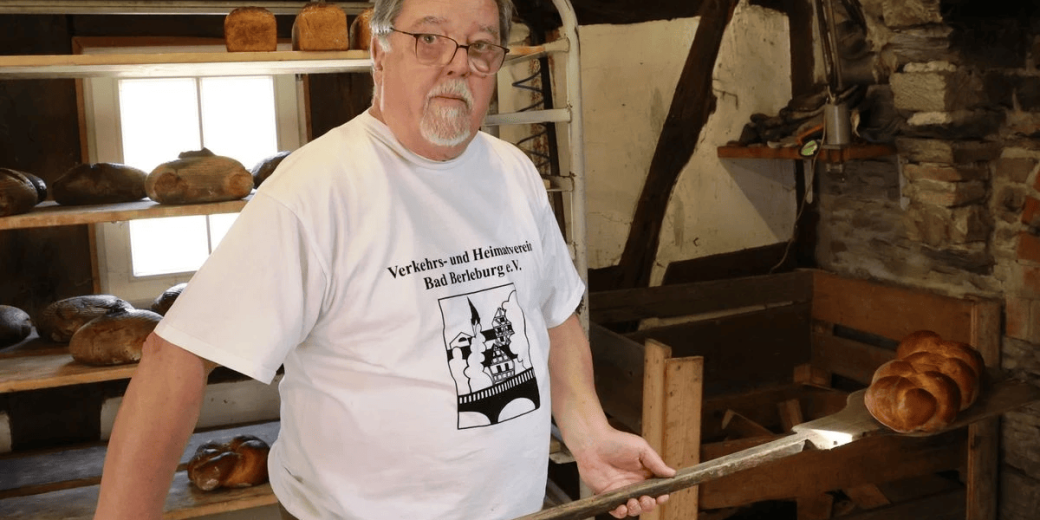 Der Verkehrs- und Heimatverein Bad Berleburg startete am Samstag, 6. April, in die Backsaison. Die frischen Brote und Hefezöpfe des Teams fanden asm Vormittag schnell Käufer. (Foto: © Nasser Trabulsi)