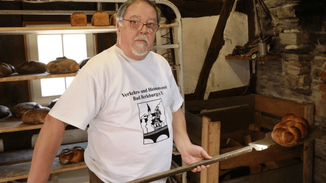 Der Verkehrs- und Heimatverein Bad Berleburg startete am Samstag, 6. April, in die Backsaison. Die frischen Brote und Hefezöpfe des Teams fanden asm Vormittag schnell Käufer. (Foto: © Nasser Trabulsi) Der Verkehrs- und Heimatverein Bad Berleburg startete am Samstag, 6. April, in die Backsaison. Die frischen Brote und Hefezöpfe des Teams fanden asm Vormittag schnell Käufer. (Foto: © Nasser Trabulsi)