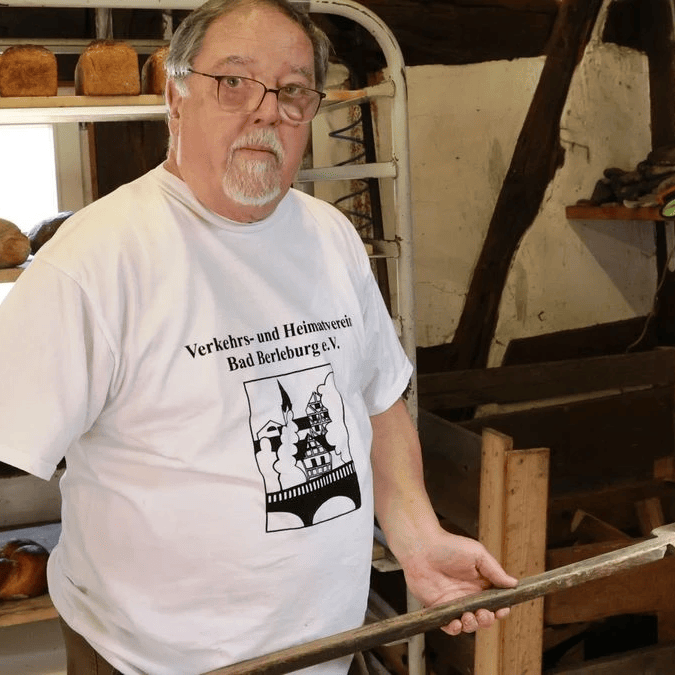 Der Verkehrs- und Heimatverein Bad Berleburg startete am Samstag, 6. April, in die Backsaison. Die frischen Brote und Hefezöpfe des Teams fanden asm Vormittag schnell Käufer. (Foto: © Nasser Trabulsi) Der Verkehrs- und Heimatverein Bad Berleburg startete am Samstag, 6. April, in die Backsaison. Die frischen Brote und Hefezöpfe des Teams fanden asm Vormittag schnell Käufer. (Foto: © Nasser Trabulsi)