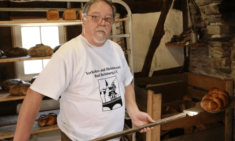 Der Verkehrs- und Heimatverein Bad Berleburg startete am Samstag, 6. April, in die Backsaison. Die frischen Brote und Hefezöpfe des Teams fanden asm Vormittag schnell Käufer. (Foto: © Nasser Trabulsi) Der Verkehrs- und Heimatverein Bad Berleburg startete am Samstag, 6. April, in die Backsaison. Die frischen Brote und Hefezöpfe des Teams fanden asm Vormittag schnell Käufer. (Foto: © Nasser Trabulsi)