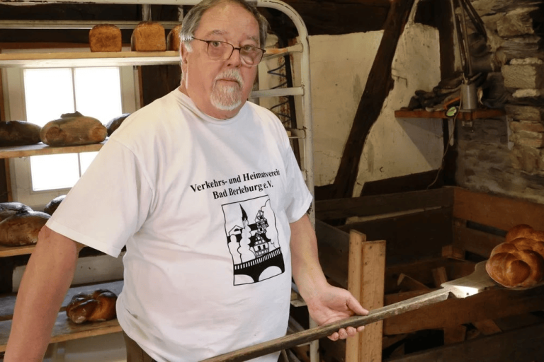 Der Verkehrs- und Heimatverein Bad Berleburg startete am Samstag, 6. April, in die Backsaison. Die frischen Brote und Hefezöpfe des Teams fanden asm Vormittag schnell Käufer. (Foto: © Nasser Trabulsi) Der Verkehrs- und Heimatverein Bad Berleburg startete am Samstag, 6. April, in die Backsaison. Die frischen Brote und Hefezöpfe des Teams fanden asm Vormittag schnell Käufer. (Foto: © Nasser Trabulsi)