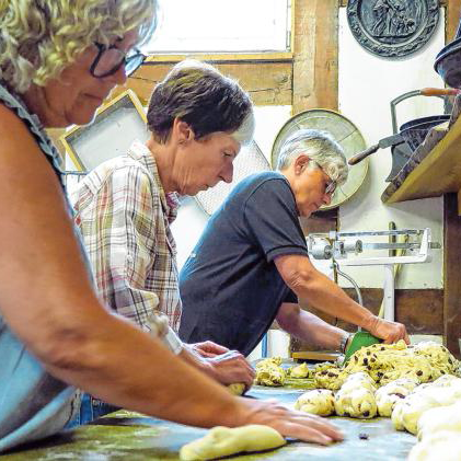 In der Produktion setzt das Team des Verkehrs- und Heimatvereins auf echte Handarbeit. (Foto: Peter Kehrle) In der Produktion setzt das Team des Verkehrs- und Heimatvereins auf echte Handarbeit. (Foto: Peter Kehrle)