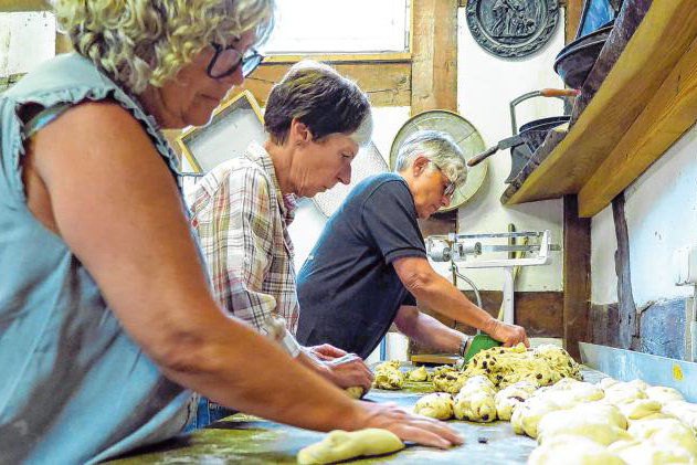 In der Produktion setzt das Team des Verkehrs- und Heimatvereins auf echte Handarbeit. (Foto: Peter Kehrle)