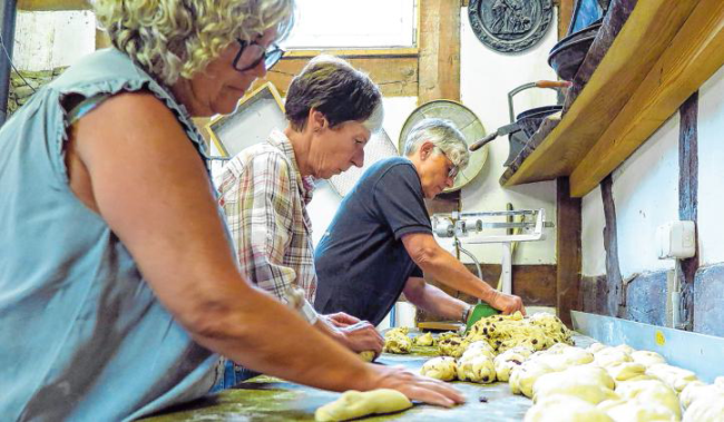 In der Produktion setzt das Team des Verkehrs- und Heimatvereins auf echte Handarbeit. (Foto: Peter Kehrle) In der Produktion setzt das Team des Verkehrs- und Heimatvereins auf echte Handarbeit. (Foto: Peter Kehrle)