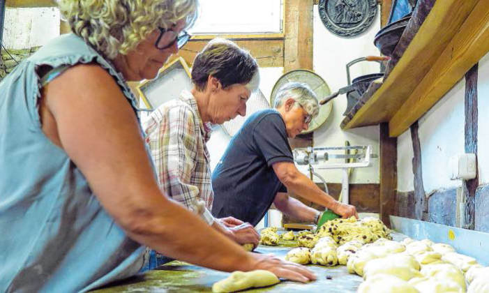 In der Produktion setzt das Team des Verkehrs- und Heimatvereins auf echte Handarbeit. (Foto: Peter Kehrle) In der Produktion setzt das Team des Verkehrs- und Heimatvereins auf echte Handarbeit. (Foto: Peter Kehrle)