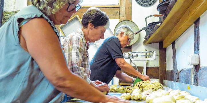 In der Produktion setzt das Team des Verkehrs- und Heimatvereins auf echte Handarbeit. (Foto: Peter Kehrle) In der Produktion setzt das Team des Verkehrs- und Heimatvereins auf echte Handarbeit. (Foto: Peter Kehrle)