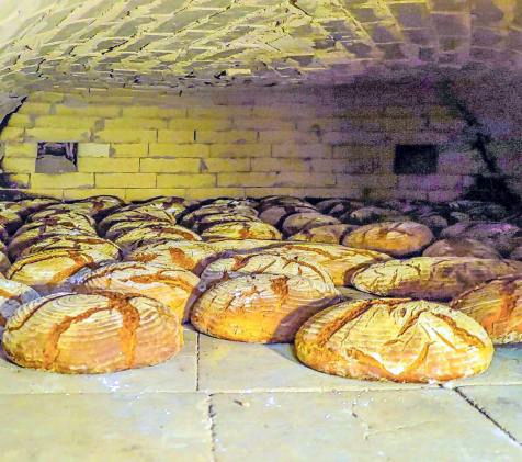 Im Backhaus an der Bad Berleburger Espequelle wurden Dutzende Brote produziert. (Foto: Peter Kehrle)