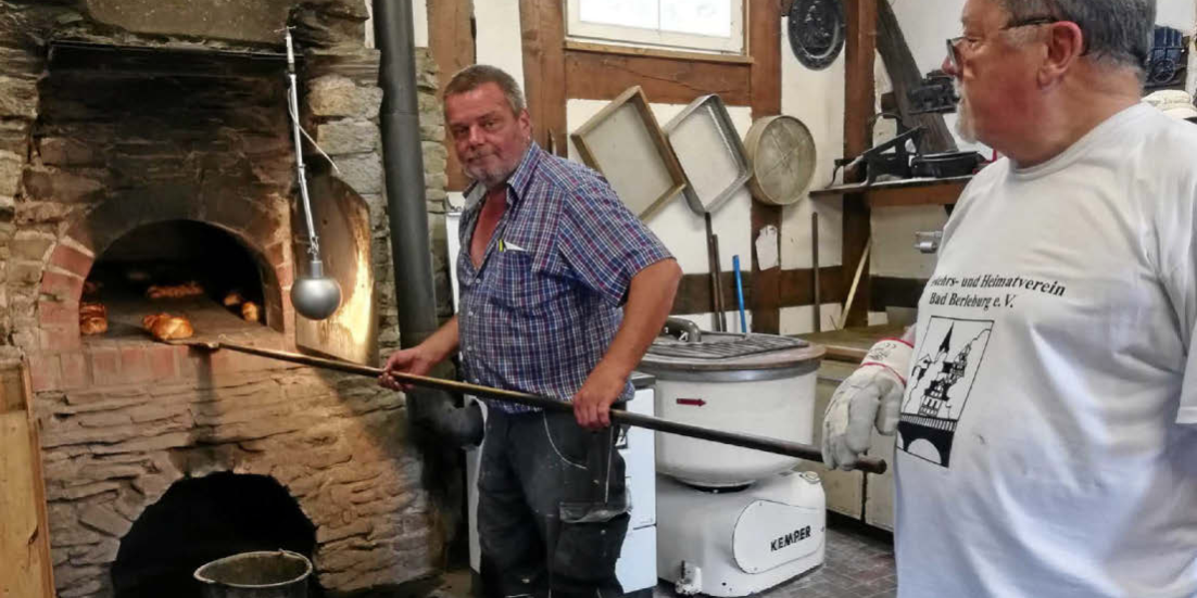 Die Mitglieder des Heimatvereins backen mit eingespielten Handgriffen. (Foto: Nora Denker) Die Mitglieder des Heimatvereins backen mit eingespielten Handgriffen. (Foto: Nora Denker)