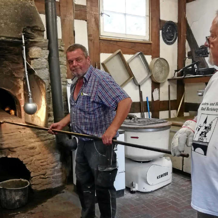 Die Mitglieder des Heimatvereins backen mit eingespielten Handgriffen. (Foto: Nora Denker) Die Mitglieder des Heimatvereins backen mit eingespielten Handgriffen. (Foto: Nora Denker)