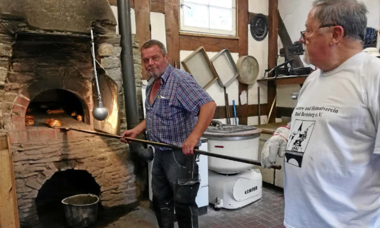 Die Mitglieder des Heimatvereins backen mit eingespielten Handgriffen. (Foto: Nora Denker) Die Mitglieder des Heimatvereins backen mit eingespielten Handgriffen. (Foto: Nora Denker)