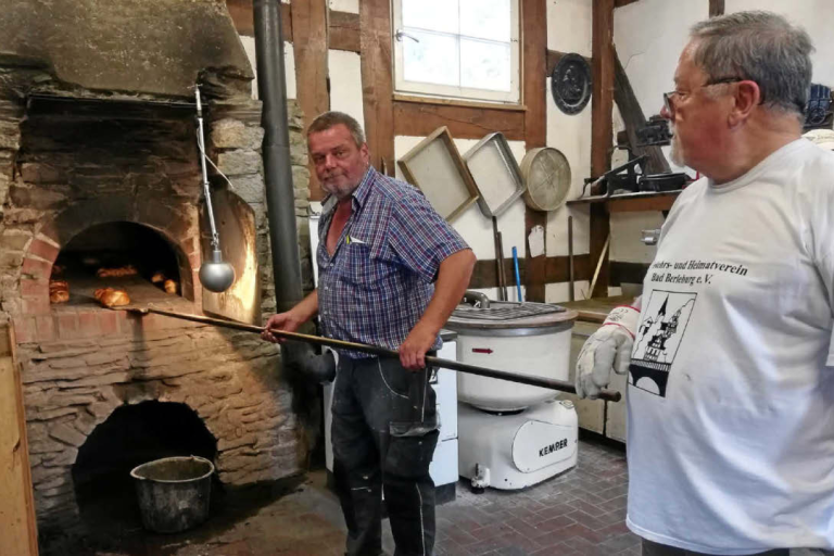 Die Mitglieder des Heimatvereins backen mit eingespielten Handgriffen. (Foto: Nora Denker)