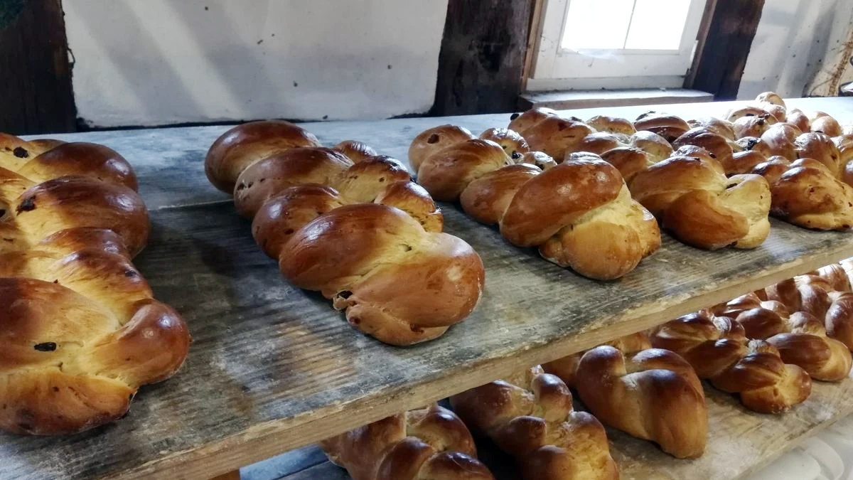 Nicht nur Brot backt der Verein, zu den Klassikern gehören auch Hefezopf und Streuselkuchen. (Foto: Nora Denker)
