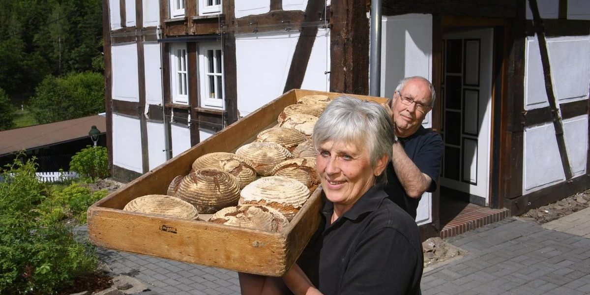 Interessierte sind zum Brotbacktag trifft Kneipp-Erlebnis am Samstag, 6. September, am Backhaus und Tretbecken an der Espequelle eingeladen. (© Stadt Bad Berleburg | Klaus-Peter Kappest) Interessierte sind zum Brotbacktag trifft Kneipp-Erlebnis am Samstag, 6. September, am Backhaus und Tretbecken an der Espequelle eingeladen. (© Stadt Bad Berleburg | Klaus-Peter Kappest)